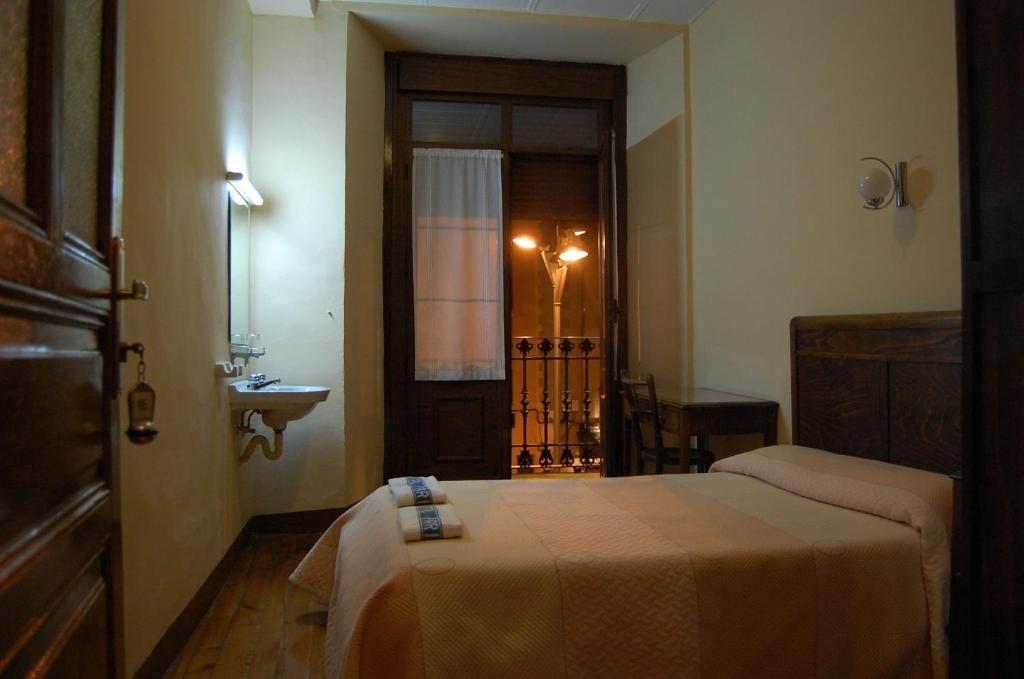 Hostal Paris Jaca Extérieur photo